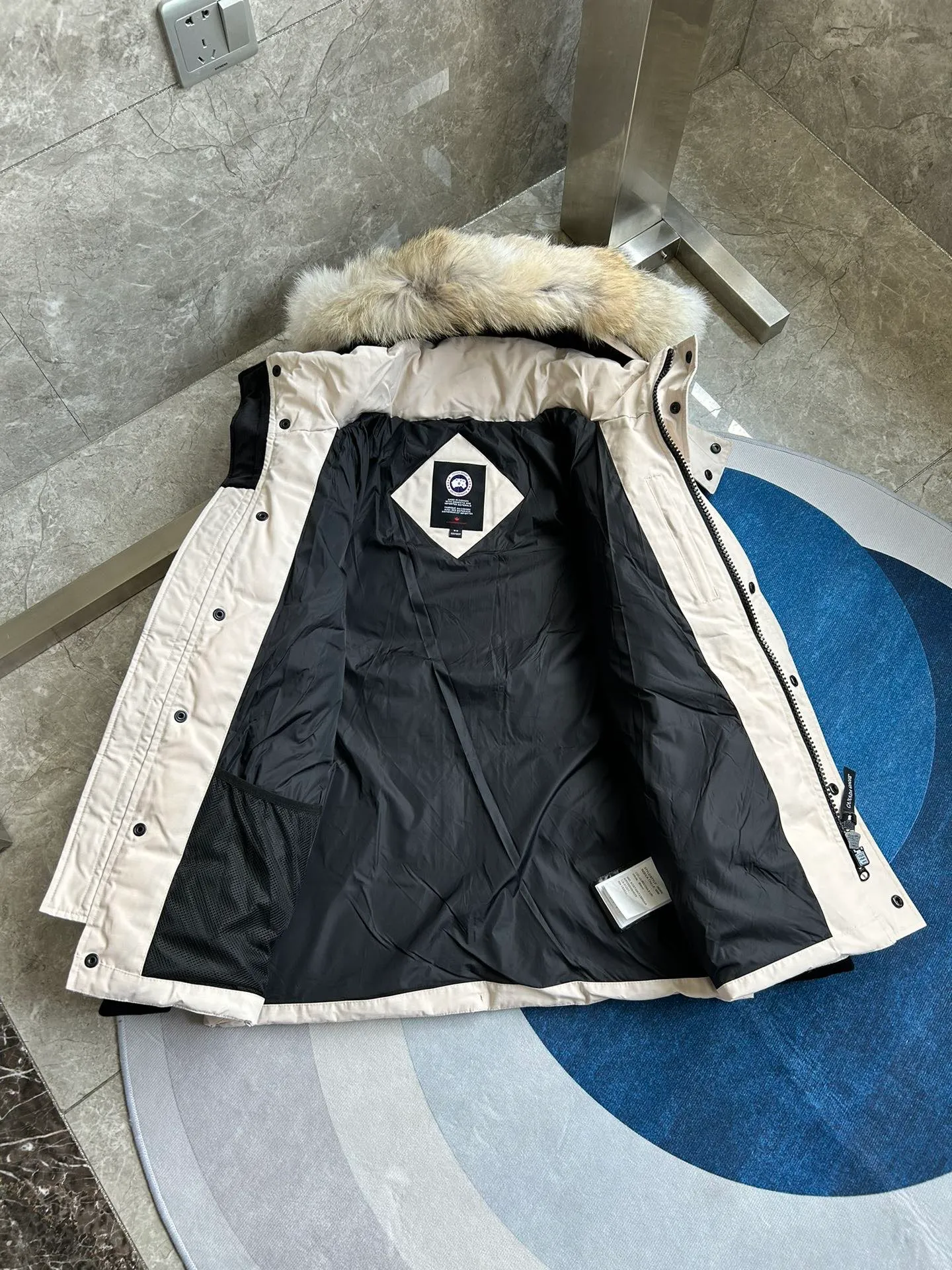 The P880 Wyndham Parker is available in 29 models for both men and women. Both the fur collar and the fur collar are detachable. My personal favorite is simple and elegant. It is clean and neat. It has been chosen by Arctic and Antarctic scientific expedition teams as winter wear. It is the Rolls-Royce of the world. ➖ Industry-leading anti-counterfeiting chip sensing. ➖ Imported Behringer embroidery machines and customized embroidery labels, the highest level and industry leading. ➖ Imported Korean 21-count polyester-cotton blended original fabric, TC85 waterproof coated fabric, water-repellent, windproof and wear-resistant. ➖ The new national standard 80 white duck down is filled with an average of 520 grams of down. The amount of down filled is industry-leading. ➖ 100% nylon lon lining with double double-layer sealing design to prevent velvet running, seamless thread design on cuffs! ➖ Western Canadian Green Wolf Collar. ➖ Yoshida YKK provides original factory-customized electroplated sliders. YKK two-way lockable zippers are tight and smooth and do not peel off paint. ➖ 3M composite Velcro is durable and the accessories and hardware are all custom-made. Note: Our copywriting is only simple and clear. Instead of bragging about the copywriting, it is better to compare and understand with samples. Only for the purest, most focused, most professional, highest quality, and highest sex! Color: off-white with red label. Size: Xs S M L XL XXL.